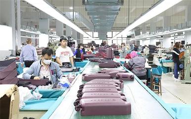 換個方式好好“活下去”!南湖區這家箱包廠國內訂單已增長了30%