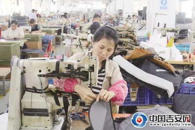 遂川縣寶幫實(shí)業(yè)公司女工在加工出口美洲的箱包產(chǎn)品