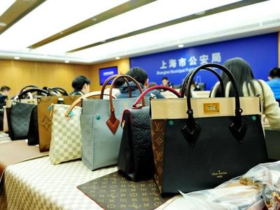 首例假冒LV等箱包原材料案告破 1.3萬余個(gè)假包 涉案金額2億余元