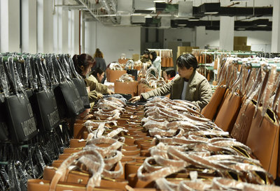 湖南藍山:皮具箱包產銷兩旺 返鄉人員家門口就業