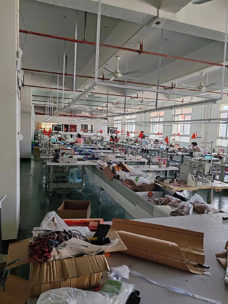 箱包廠招工: 管理一名,工資待遇4000 計件,工資在600